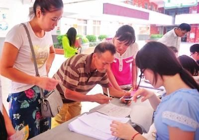 家长们为自己的子女报名 家长们为自己的子女报名