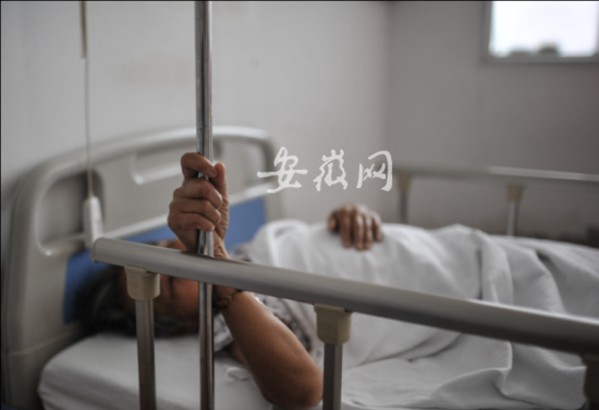小袁这几天备受煎熬。 小袁这几天备受煎熬。