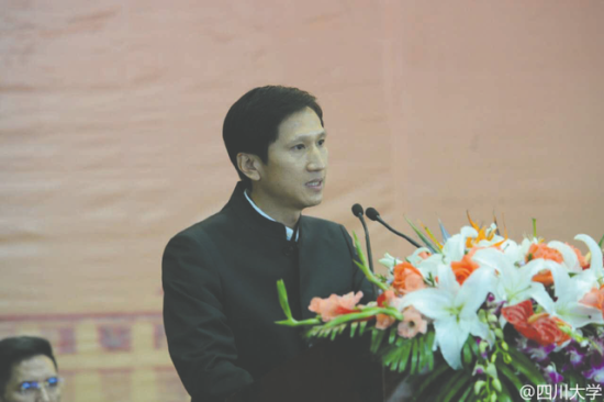 李平在川大开学典礼上发言 图据川大官方微博 李平在川大开学典礼上发言 图据川大官方微博