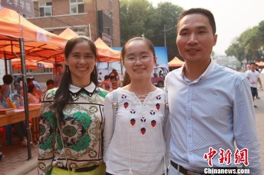 丁熠璞和父母。 张道正 摄 丁熠璞和父母。 张道正 摄
