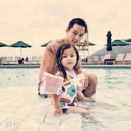 吴彦祖陪女儿吴斐然去泳池游水 吴彦祖陪女儿吴斐然去泳池游水