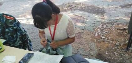 学姐为军训新生补衣服 学姐为军训新生补衣服
