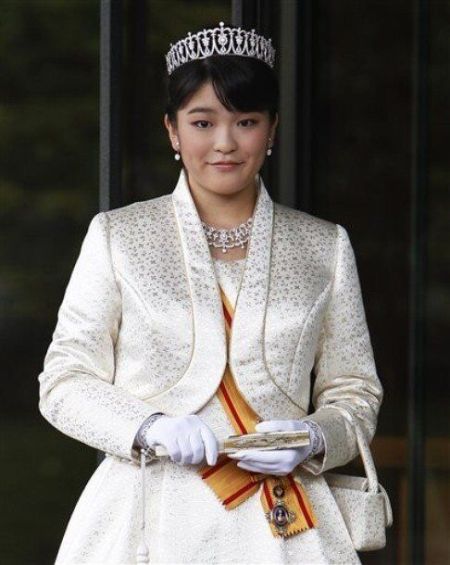 23岁的日本真子公主去年来到英国莱斯特大学修读艺术馆及美术馆研究的硕士课程。其课程导师尼尔教授称赞其勤奋好学,彬彬有礼。而真子公主本人也表示,在英国的留学生活是她人生旅程中很难忘的经历。 23岁的日本真子公主去年来到英国莱斯特大学修读艺术馆及美术馆研究的硕士课程。其课程导师尼尔教授称赞其勤奋好学,彬彬有礼。而真子公主本人也表示,在英国的留学生活是她人生旅程中很难忘的经历。