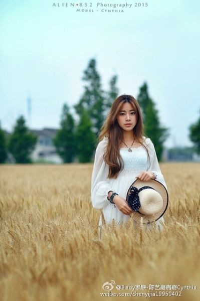 同济校花置身麦田 