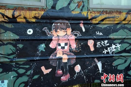 图为由学生绘制在车声上的卡通人物,萌态十足。 周小云 摄 图为由学生绘制在车声上的卡通人物,萌态十足。 周小云 摄
