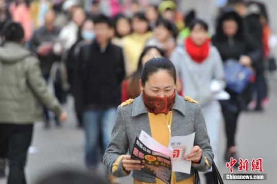 资料图:2014年11月30日,在山西太原一处国家公务员考试考点,考生们有序进入考场。中新社发 韦亮摄 资料图:2014年11月30日,在山西太原一处国家公务员考试考点,考生们有序进入考场。中新社发 韦亮摄
