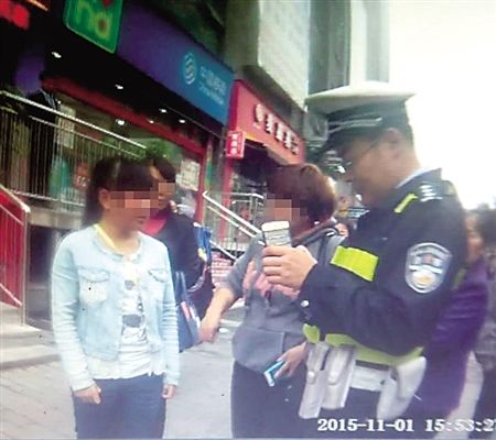 民警在向乐乐(左)了解情况 沙区警方供图 民警在向乐乐(左)了解情况 沙区警方供图