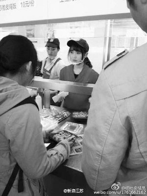 有人排队来看“食堂女神” 孔晓熊 供图 有人排队来看“食堂女神” 孔晓熊 供图
