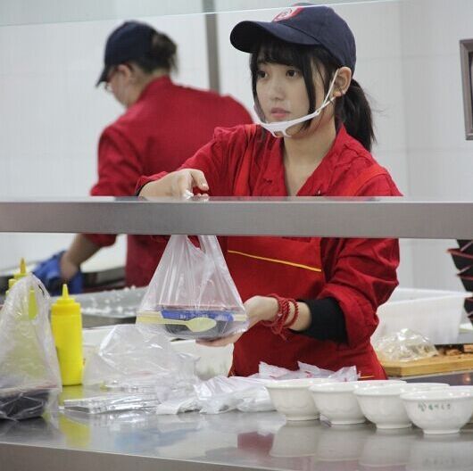图为长相甜美、工作勤快认真的“食堂女神”李娈。 图为长相甜美、工作勤快认真的“食堂女神”李娈。
