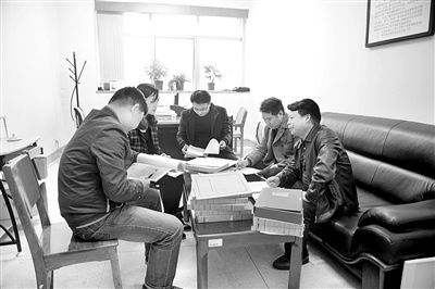 长沙市纪委纪检监察室工作人员在讨论案情 长沙市纪委纪检监察室工作人员在讨论案情