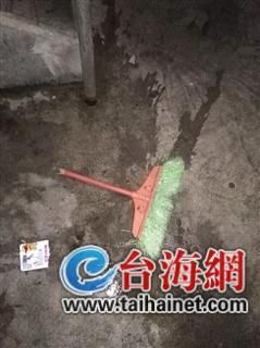 ▲同学称黄老师打断了好几根扫把 ▲同学称黄老师打断了好几根扫把