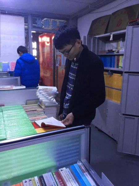 卢虹任在自己的图书馆里翻阅书籍 卢虹任在自己的图书馆里翻阅书籍