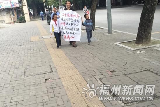 男子在街头求人收养3小孩 男子在街头求人收养3小孩