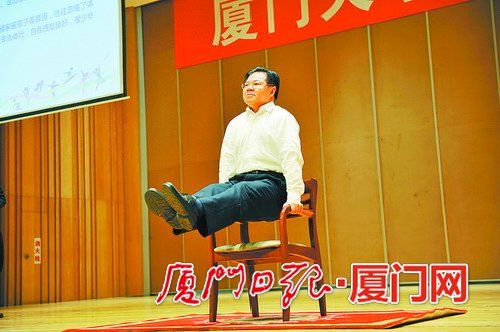朱崇实校长做的直腿支撑让师生惊叹。(邵文墨摄) 朱崇实校长做的直腿支撑让师生惊叹。(邵文墨摄)