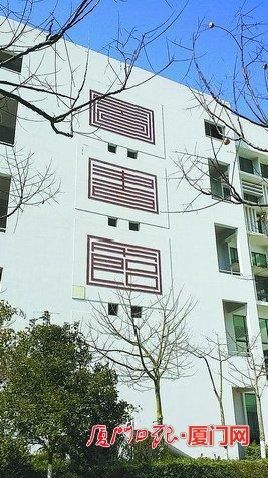 南洋学院捐书的做法引起争议 。 南洋学院捐书的做法引起争议 。