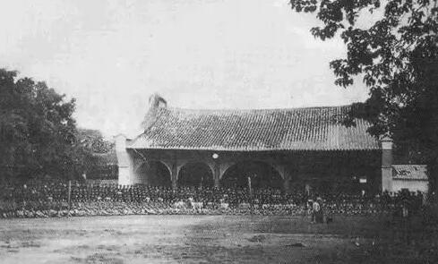 1929年8月,复办高中班,定名“福建省立福州中学”。这时,福州女子初级中学、省立福州高级中学和初级中学均并入福州一中。