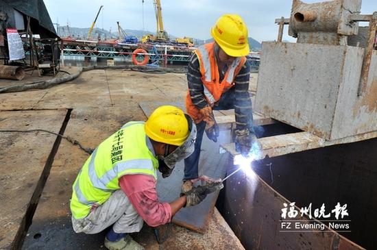 工人在龙江特大桥36号墩焊接钢护筒。