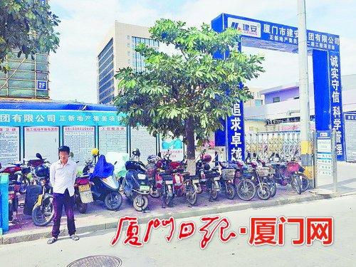 嫌疑人张某印指认犯罪现场。