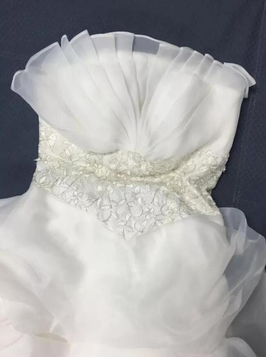 热心的张女士送来了自己的婚纱