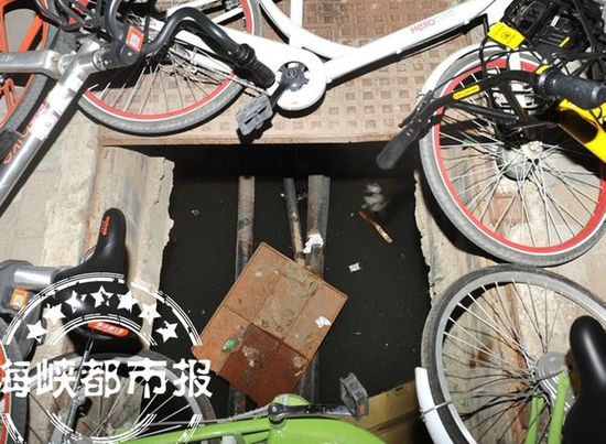 同学搬来共享单车提醒路人