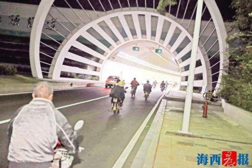 电动车队伍强行进入云顶隧道。记者 陈理杰 摄