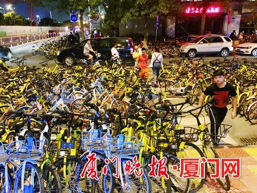 -数百辆共享单车随意停放,路口的交通变得很拥堵。