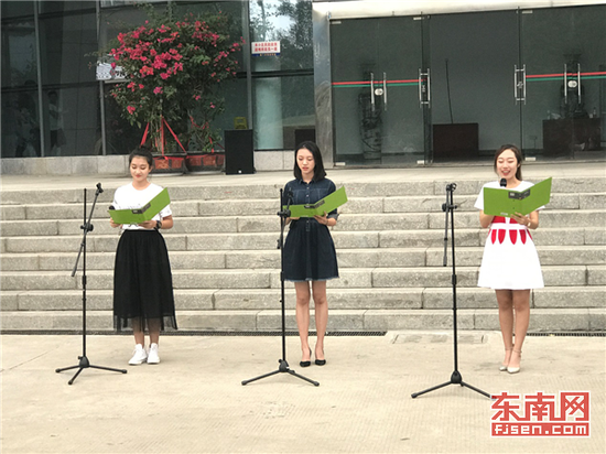 播音主持专业的同学在朗诵