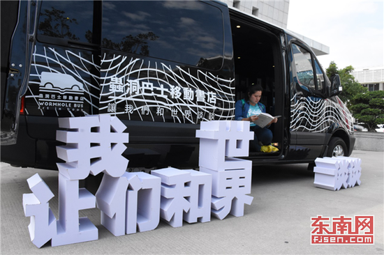 该活动吸引了不少同学的驻足
