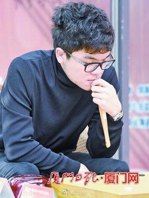 柯洁在比赛中。
