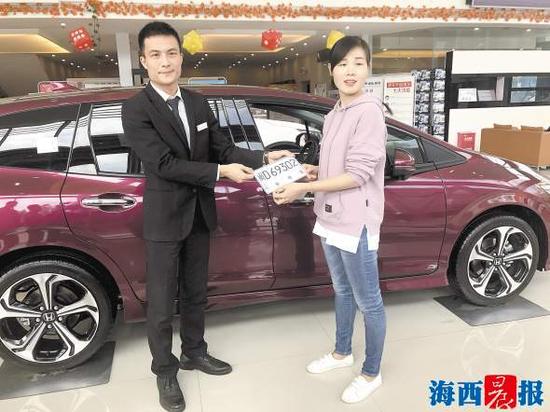厦门国贸东本汽车销售有限公司核发出第一张临时号牌。记者 陈小斌 摄