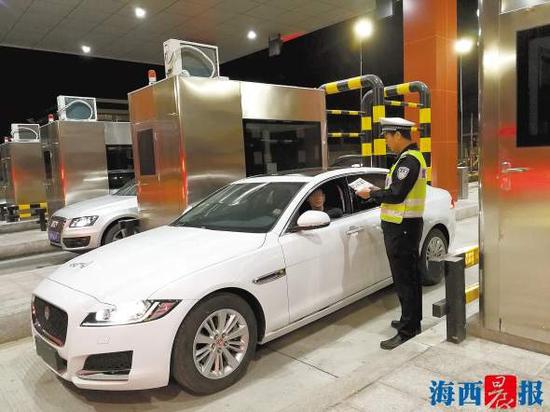 男子使用假临时号牌被查获。