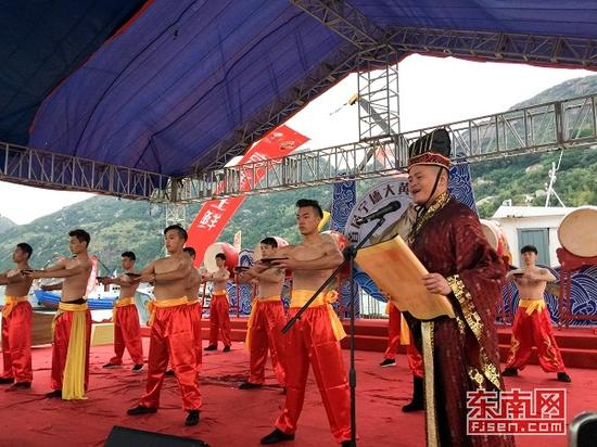 图为传统海祭仪式。