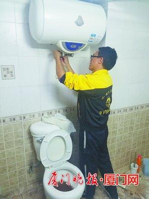 ▲周师傅说,洗清热水器最好由专业人员操作。