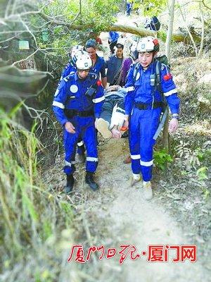 蓝天救援队员将伤者转运下山。