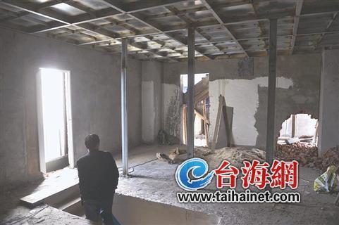 ▲南楼违章建筑三层正在加紧施工中