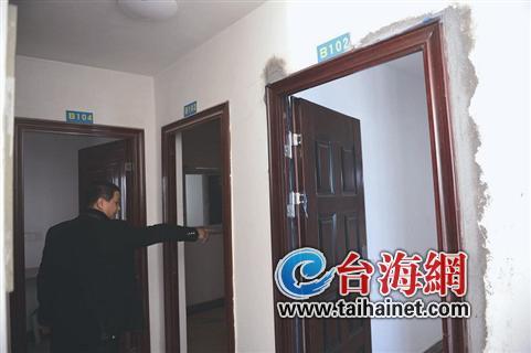 ▲南楼违章建筑一层已被隔成众多单间