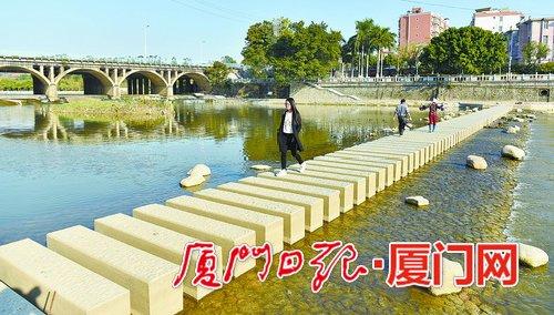 横卧东溪的渡水汀步。