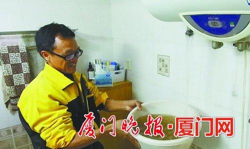 ■热水器里流出来的污水。