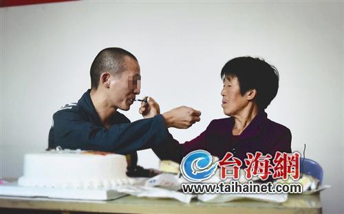 ▲母亲喂郑江吃蛋糕