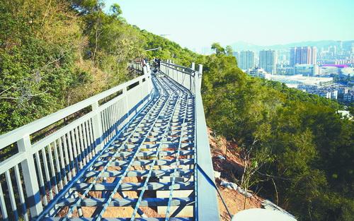 ■栈道桥主体架构已经形成。刘东华 摄
