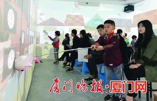 五缘第二实验学校低年级学生在“魔法教室”完成语数英考试。林珊摄