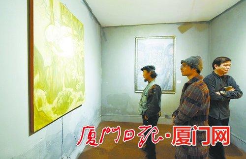 ▲林宝春的个人画展《游牧者的诗篇》在后田社区举行。