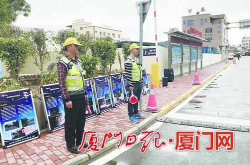 在集美灌口镇顶许村的出村道路上,劝导员在岗执勤。