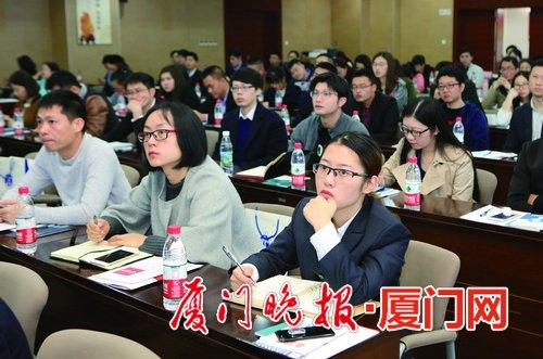 -专题讲座吸引很多人到场聆听。