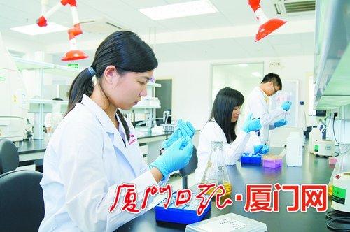 科技与民生结合得更加紧密。图为科研人员在做试验。