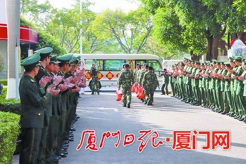 战友列队欢送退役消防老兵。