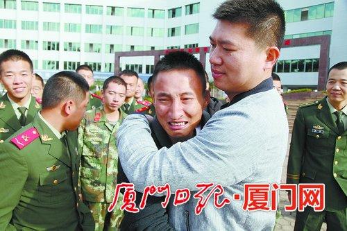 退役海警老兵惜别战友。