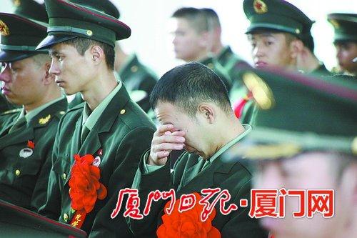 老兵流下不舍的泪水。