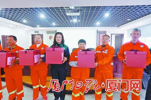 环卫工代表领到慰问金。