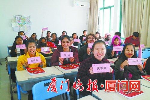学生们已经习惯了这种一人一桌牌的课堂考勤方式。
